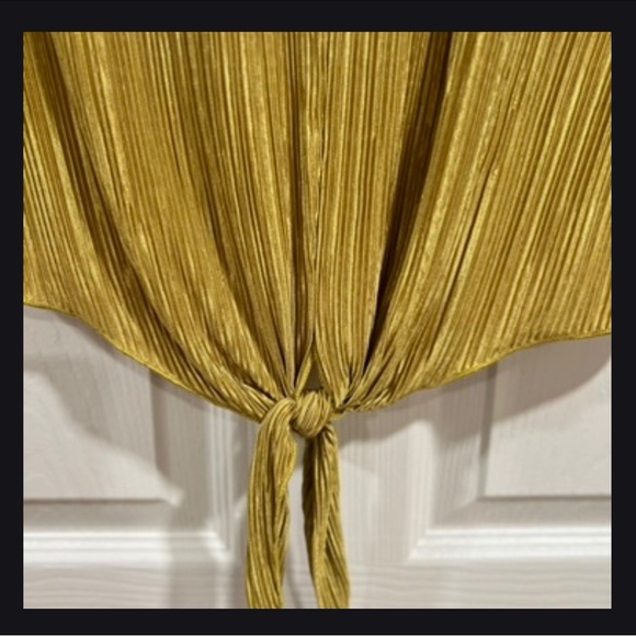 Forever 21 size large gold cropped short sleeve pullover top. - Picture 2 of 8